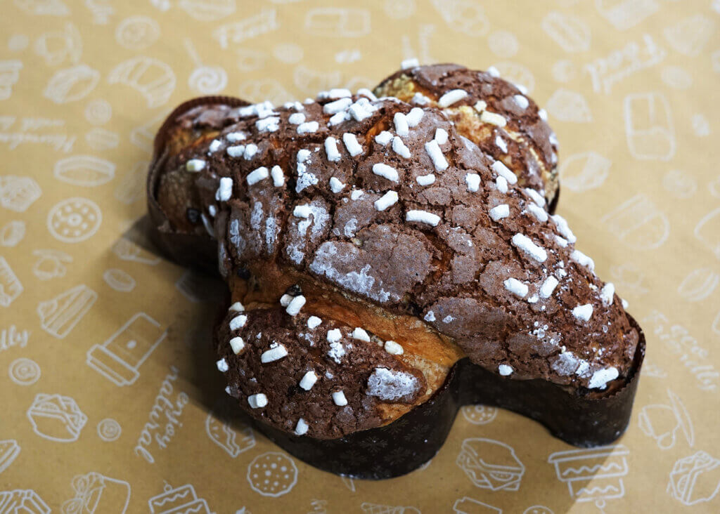 Colomba pasquale di pasticceria al cioccolato.